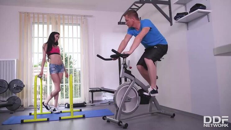Czech babe Ashley Ocean sucks in gym
