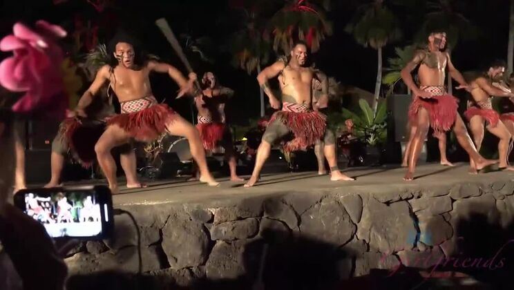 Amateur Niki Snow Fingered Outdoors - Hawaii Fun