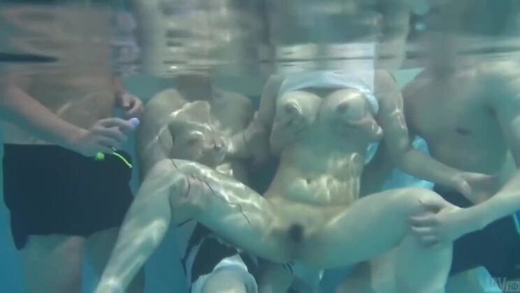 Asian MILF Suzuna Komiya shows off her oral skills uncensored