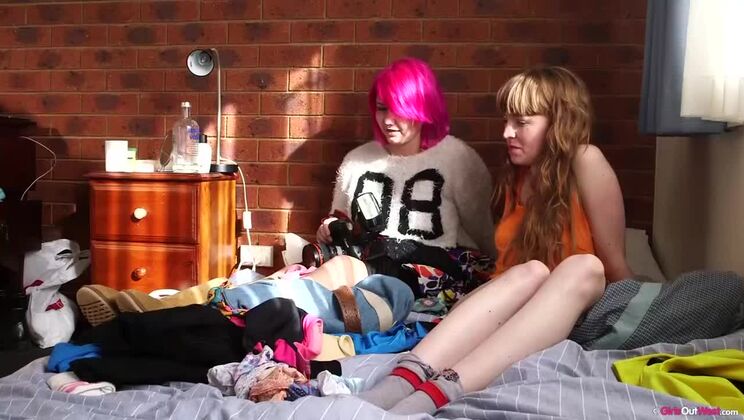 Noelle & Pia - Backstage Piss Fest