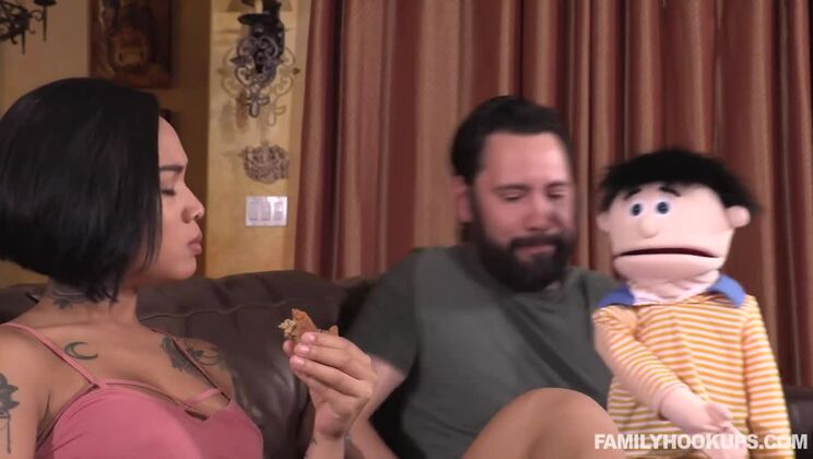 Steamy Stepfamily Encounter with Honey Gold