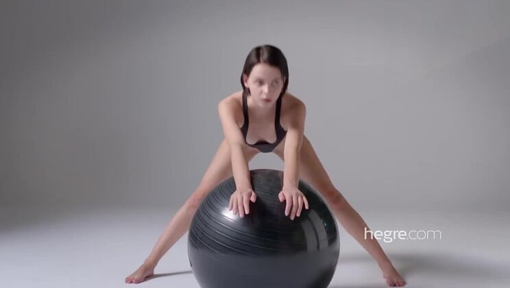 Brunette Beauty Ariel Gets Naked for Hot Workout