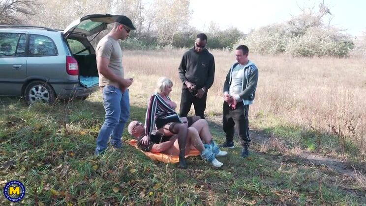 Gangbang with Mature Amy - 4 Guys Take Turns