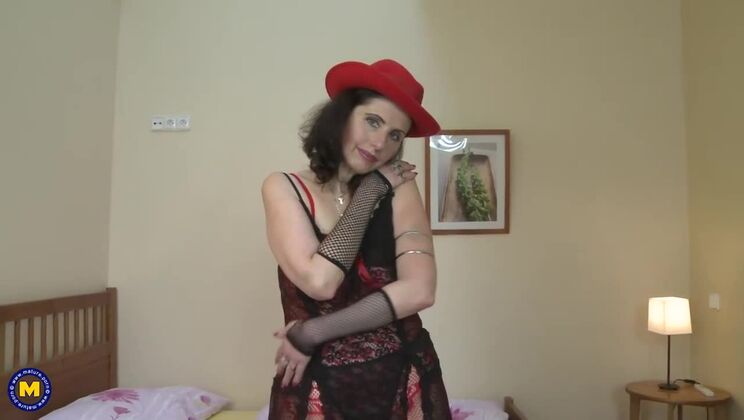 Darlena's sexy solo with hairy cunt and toys