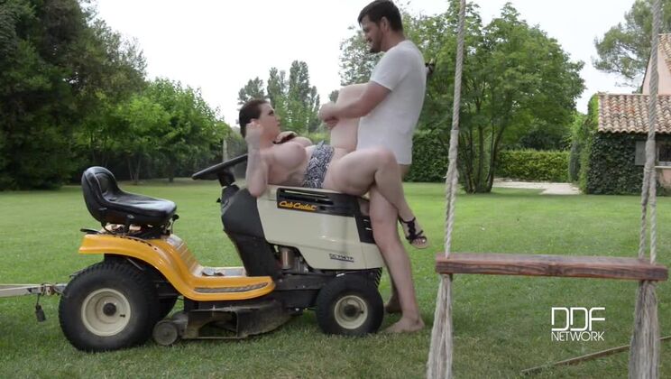 Tattooed Harmony Reigns Gets Fucked Outdoors