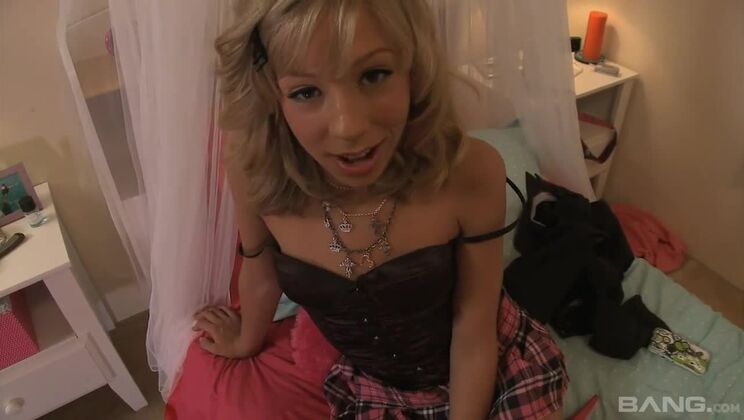 Chastity Lynn: Blonde Teen Gets Handjob and Facial