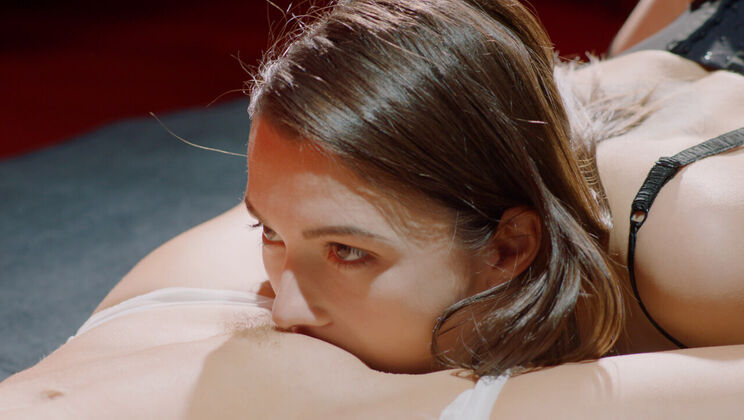 Juicy Lust: Alexis Crystal & Hayli Sanders Get Down