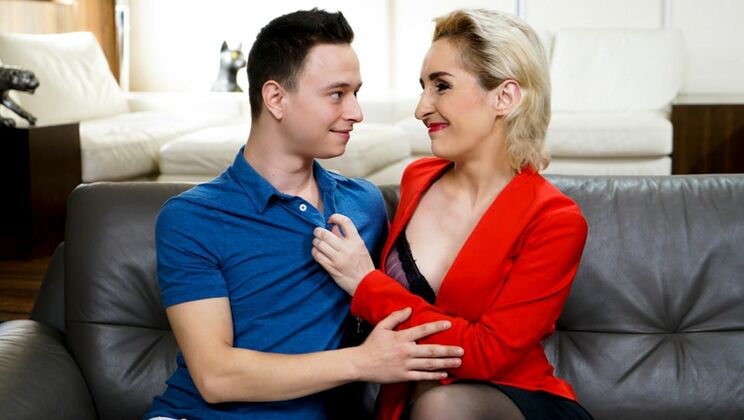 Short Hair Nikki Nuttz in Lingerie Gets a Facial