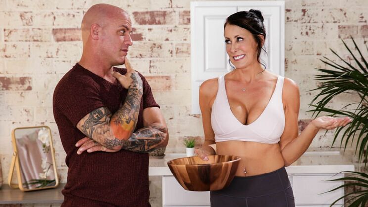 Foxx Gives a Titty Fuck!