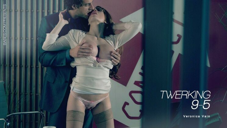 Hot Brunette Veronica Vain Licks Pussy Before Riding Reverse Cowgirl