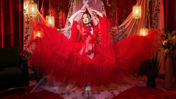 Tattooed Lulu Chu Gets Pierced