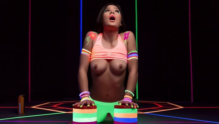 Kendra Spade Gets Dicked by Johnny Sins in Dark