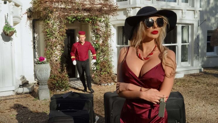 Amber Jayne Wearing Glasses Gets Fucked