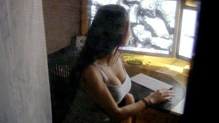 Curvy Girl Rides Boyfriend in Reverse