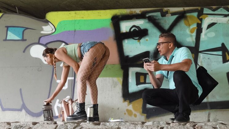 Amateur Brunette Enjoying Deepthroat and Facial