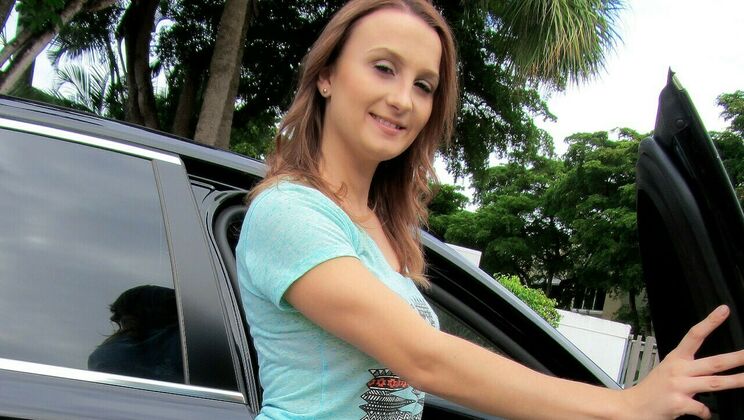 Sadie Leigh's Fucking in Auto