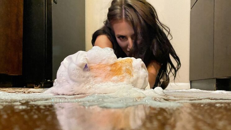 Maid in Stockings Gives Facial Cumshot