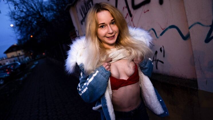 Amateur Model Sweetie Plum Gets Cum on Face