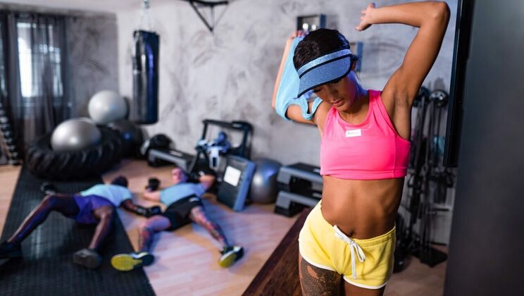 Two guys make teen cum in intense threesome