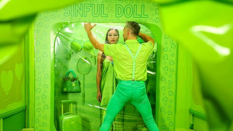 Green Sinner: Brunette Angelica Heart's Blowjob