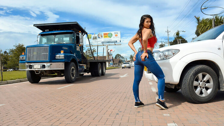 Latina Paradise: Mariana's Sultry Day