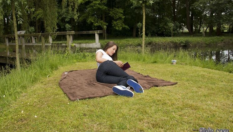 Hairy Pussy Fucked - Savanah Secret's Hot Encounter