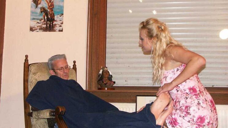 Handjob Heaven: Vicentia Pleases Nicholas During Massage