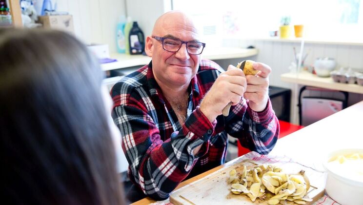 Brunette Teen Pleasures the Old Chef