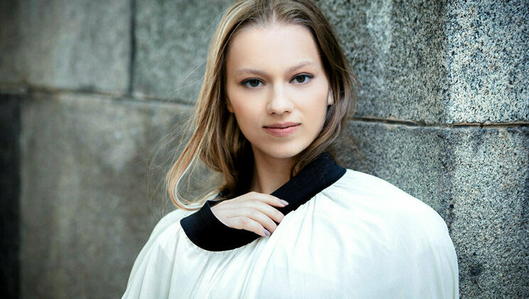 Feet and More - An Intimate Look at Mia Split