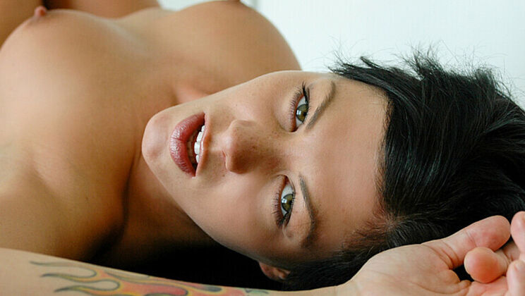 Threesome with Brunette Girls Veronica Stone and Jezebelle Bond