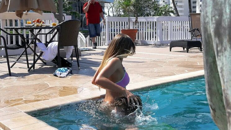 Blonde Amateur Sydney Cole in POV Bang