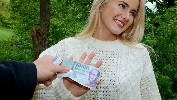 Blonde Hottie Outdoor Porn