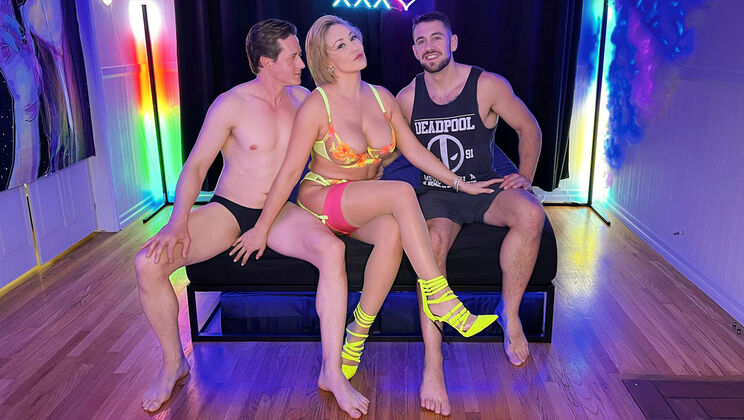 Threesome Passion with Blonde Babe