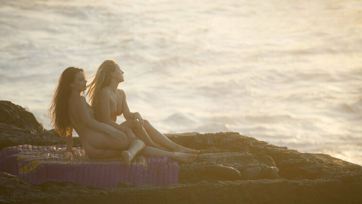 Spanish & Czech Lesbians' Close-Up Fun