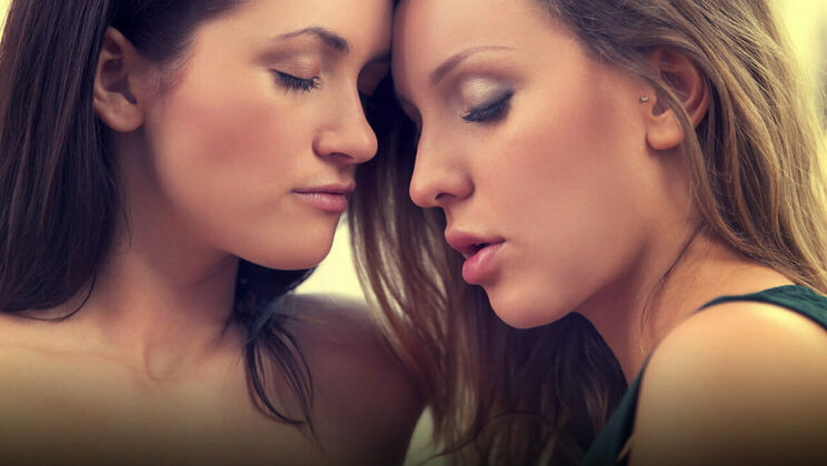 Tattooed Babes Kissing Passionately