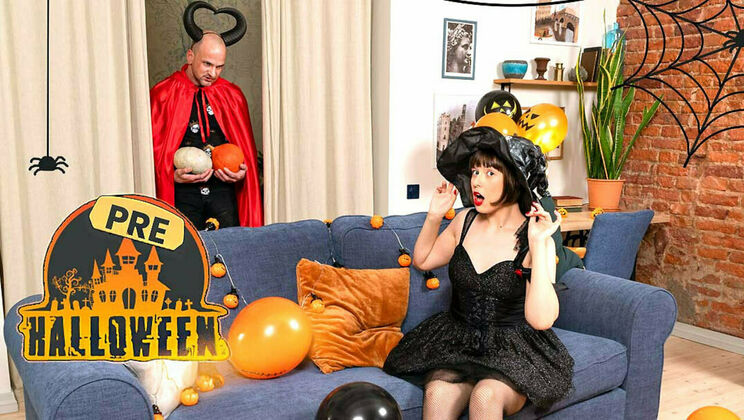 Halloween Blowjob and Cumshot with European Babe