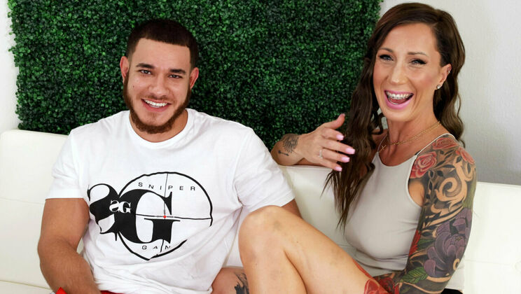 Hairy Pussy Tera Bronx Fucks Danny Sosa in Wild First-Time Scene