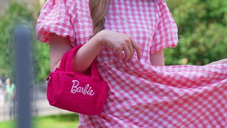 Double Blowjob with Barbie and Friends