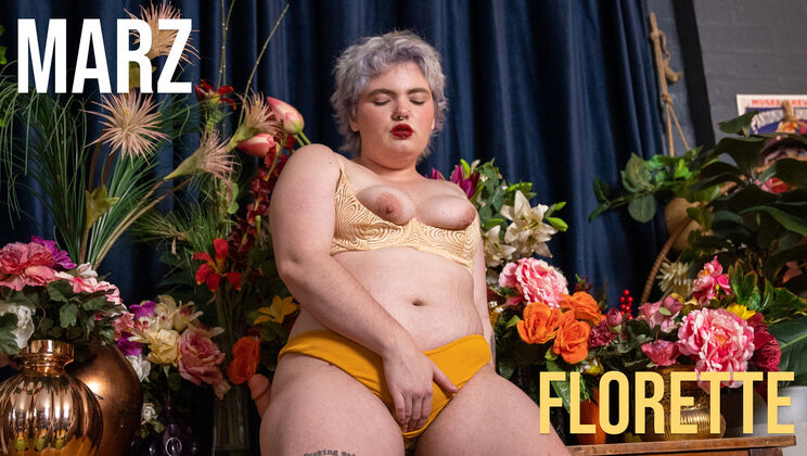 Pale Beauty Marz Masturbates with Toys