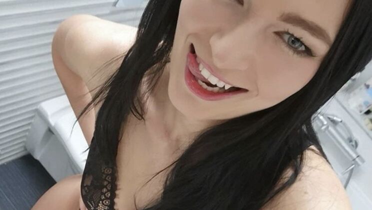 Natural Tits Leanne Lace Gets Vibrator Action