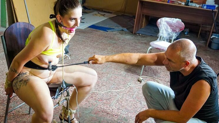 Suzie's Hardcore BDSM Session with a Magic Wand