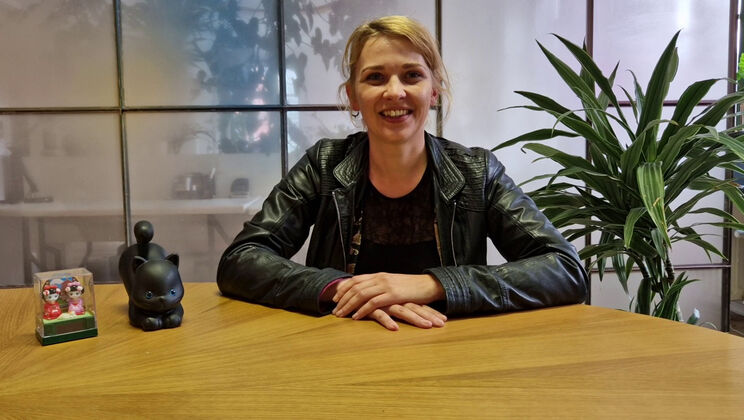 Mona & Lindsey: Selected by Isa