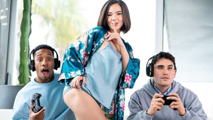 Brunette babe Eve Sweet loves deepthroat and facials