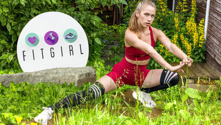 Long-legged teen Nika Murr flexes shaved pussy