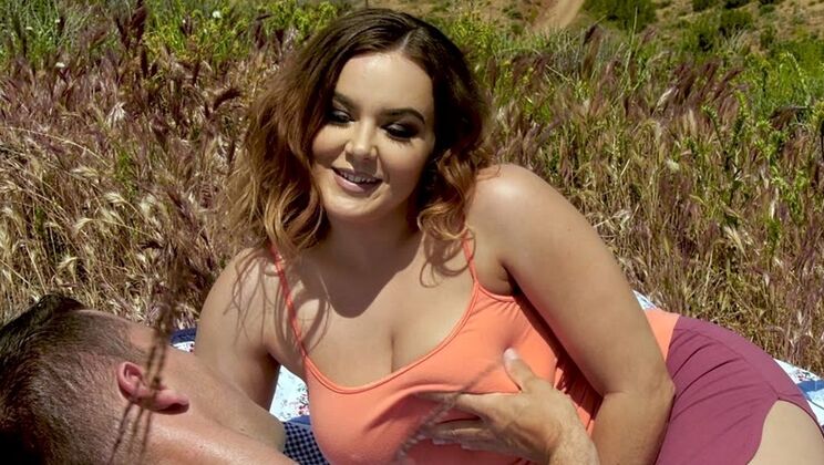 Natasha Nice Blowjob Outdoor with Big Tits and Cleavage