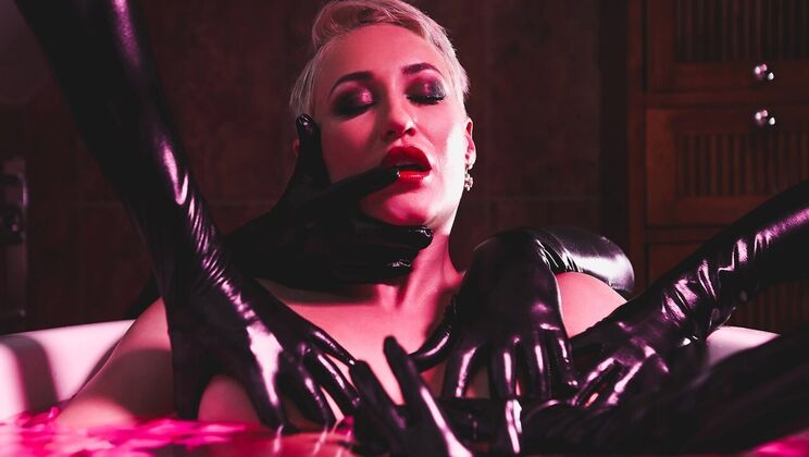 Two Tattooed Babes Rough Sex with Fisting and Squirting Orgasm