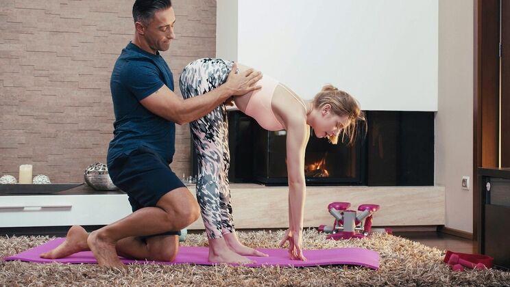 Sporty Brunette Yoga Babe Gets Ass Worshiped