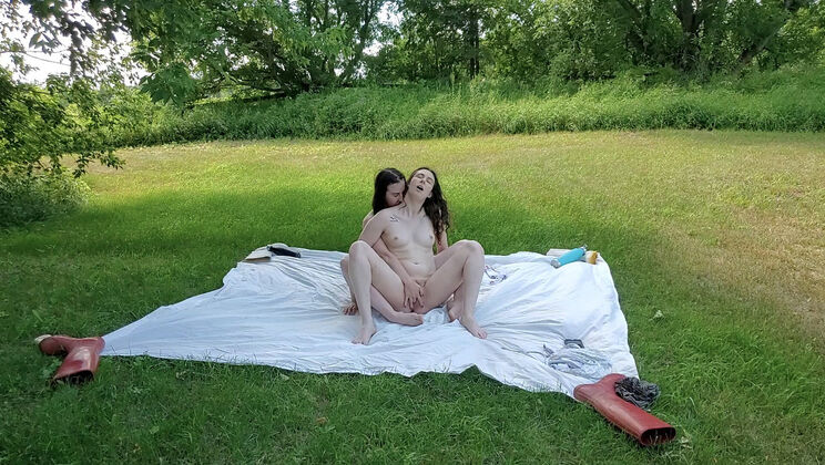 Peach Licks Daisy's Trimmed Pussy In Country Home