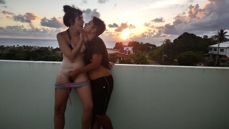 Balcony Finger Fun with Ari & Sofi in the Sun