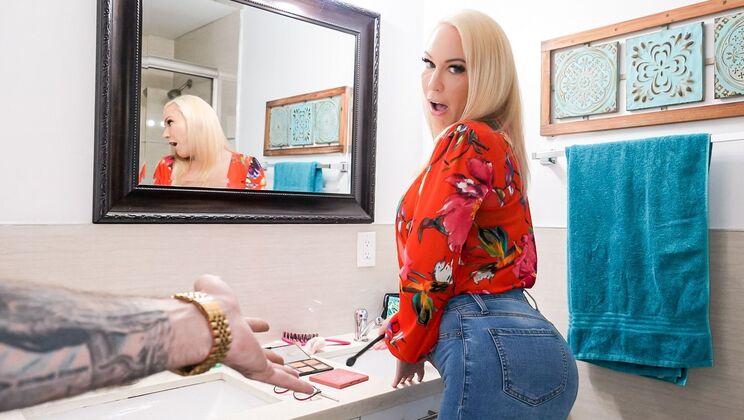 Quickie With Big Booty Stepmom Before Father Comes Back